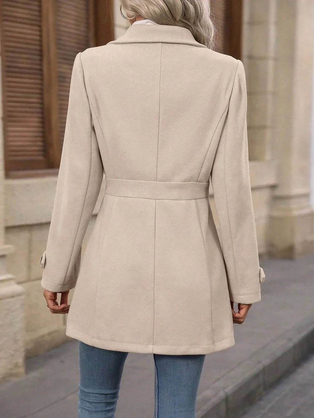 Cappotto autunnale da donna con cintura e revers – foto 3